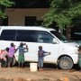The orphans of the MACHICA-Fund like helping to wash the car.